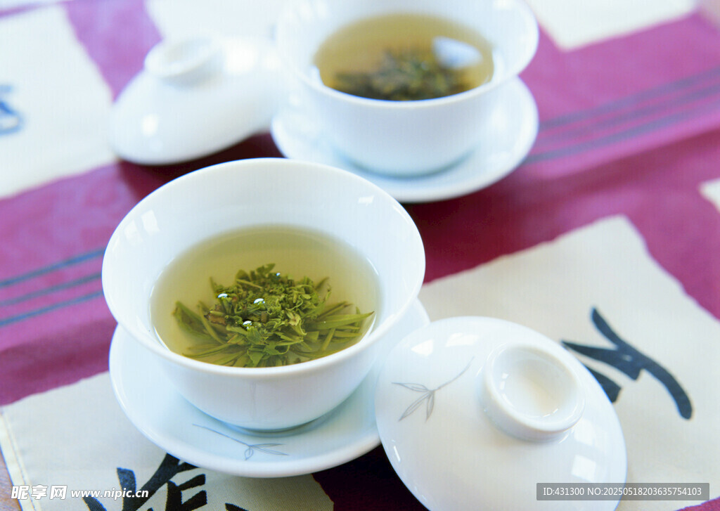 精致茶具中的清香绿茶