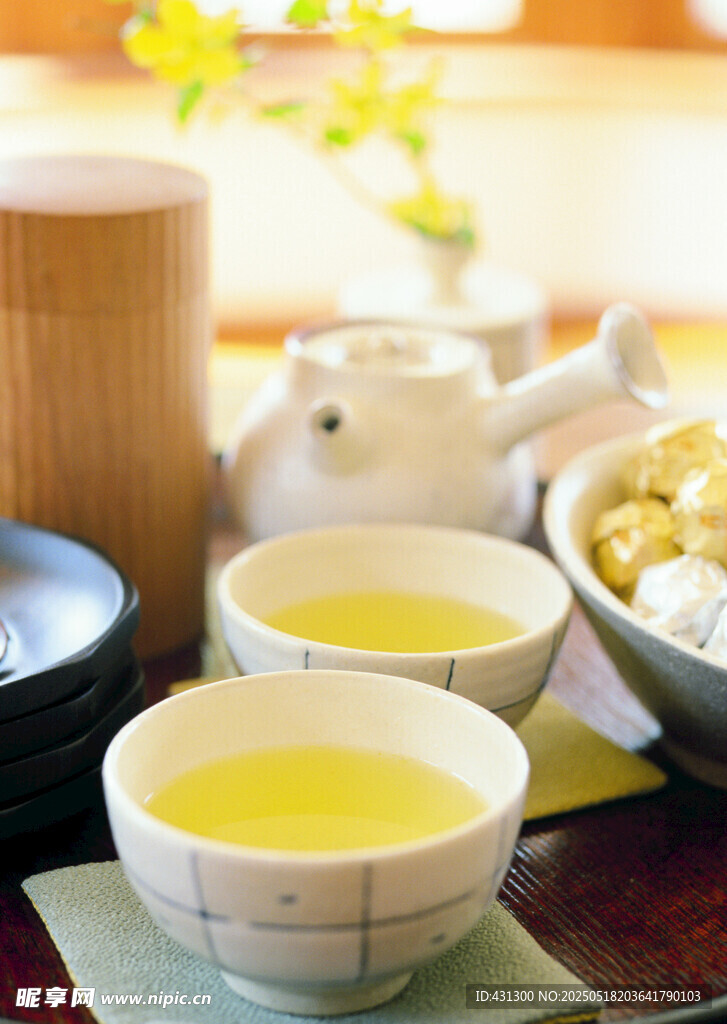 中式茶具与两杯清茶