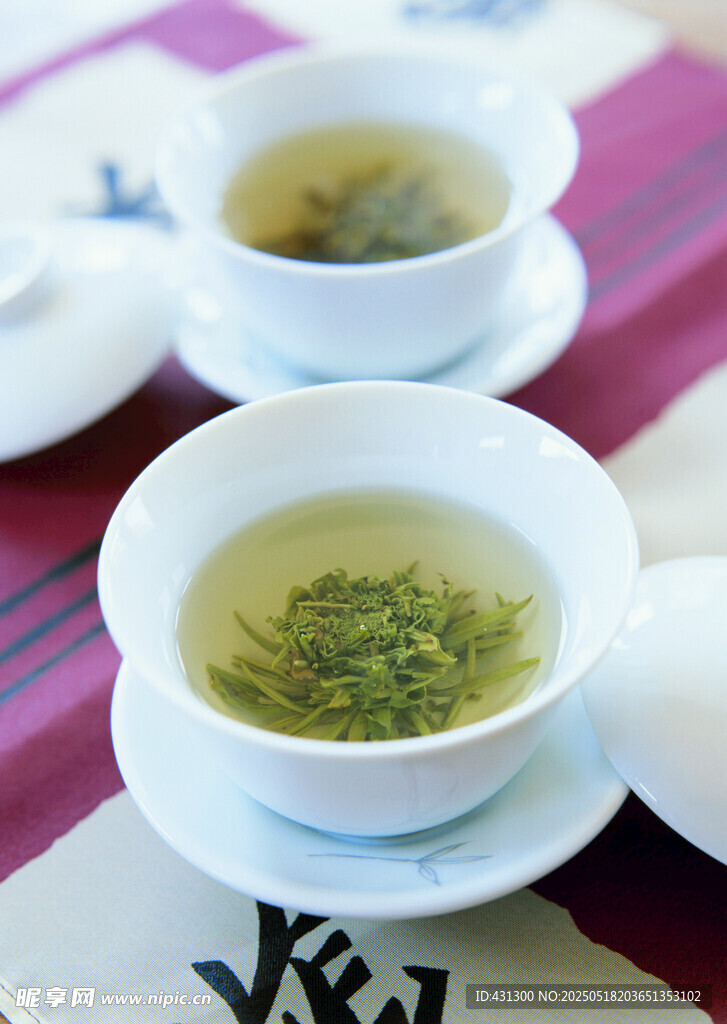 两杯清香绿茶静置于桌