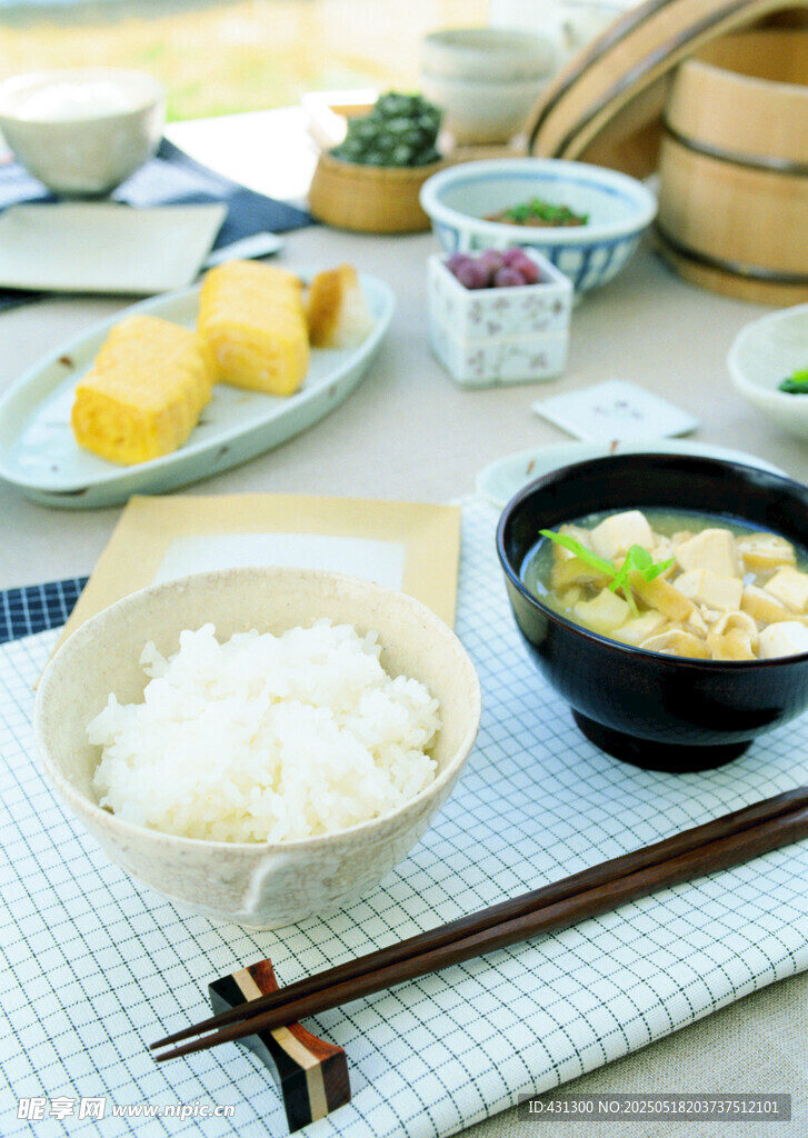 户外精致日式餐食场景