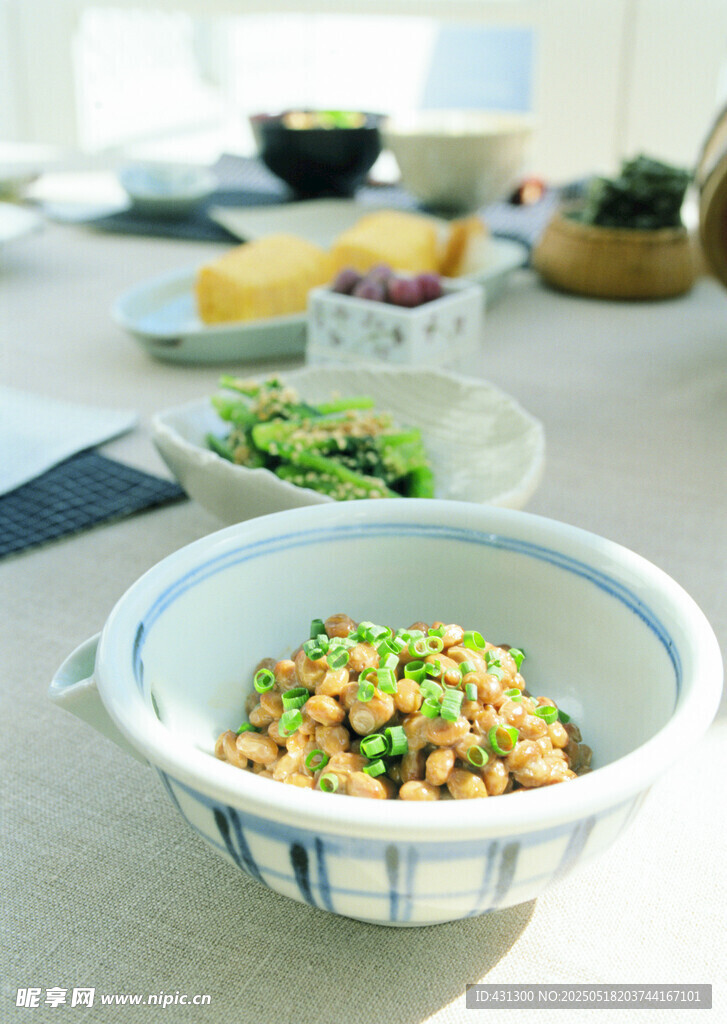 美味凉拌菜摆于餐桌之上