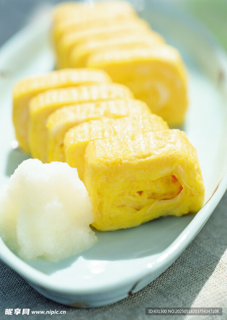 美味玉子烧配一小团米饭