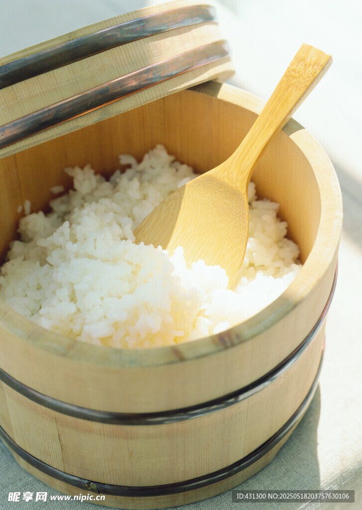 竹制蒸笼里的松软白米饭