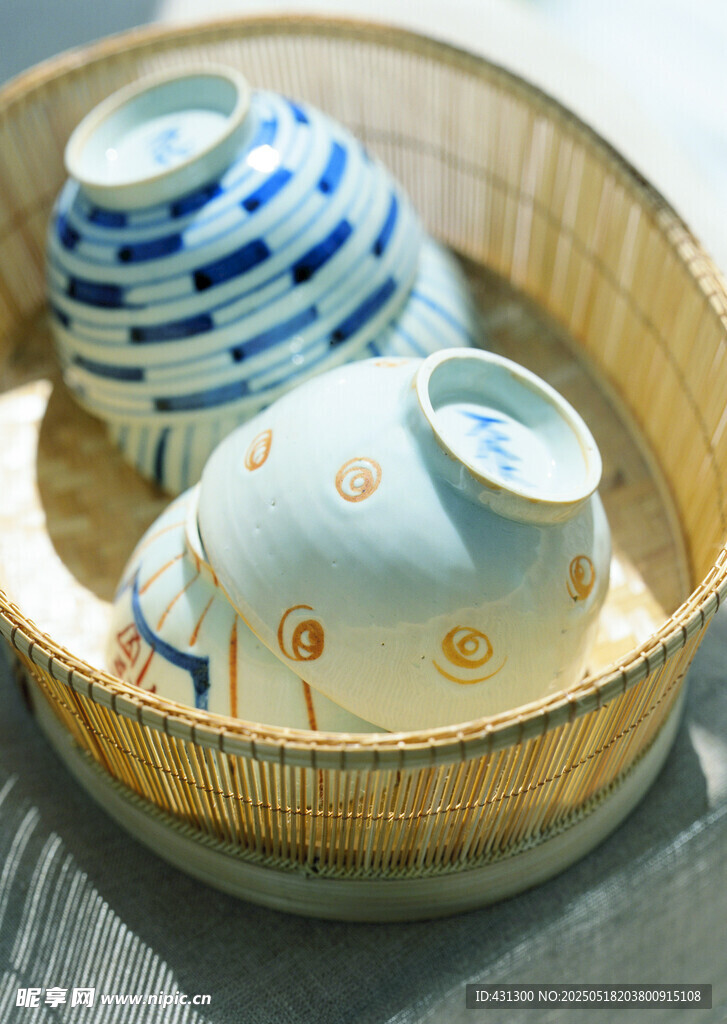 日式陶瓷餐具置于竹篮中