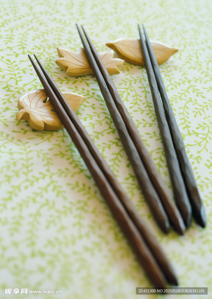 精致木质筷子特写
