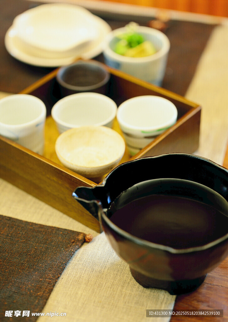 日式餐食摆盘与茶具