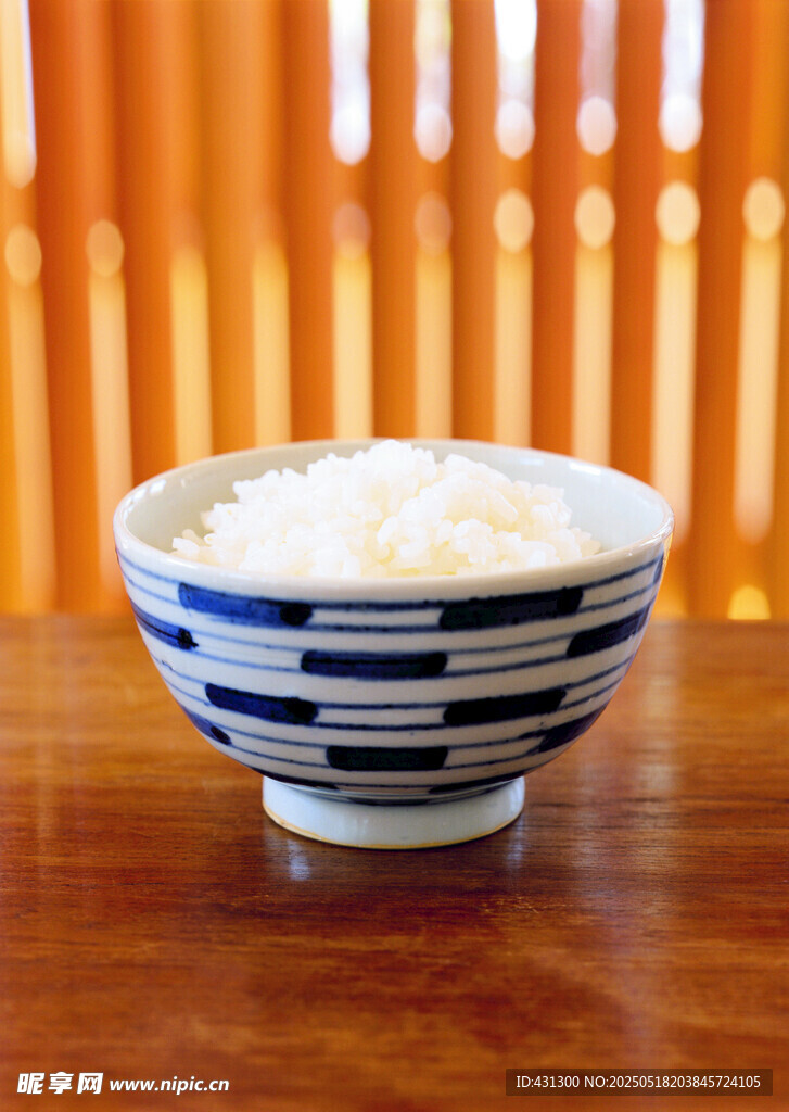 蓝白碗中的白米饭