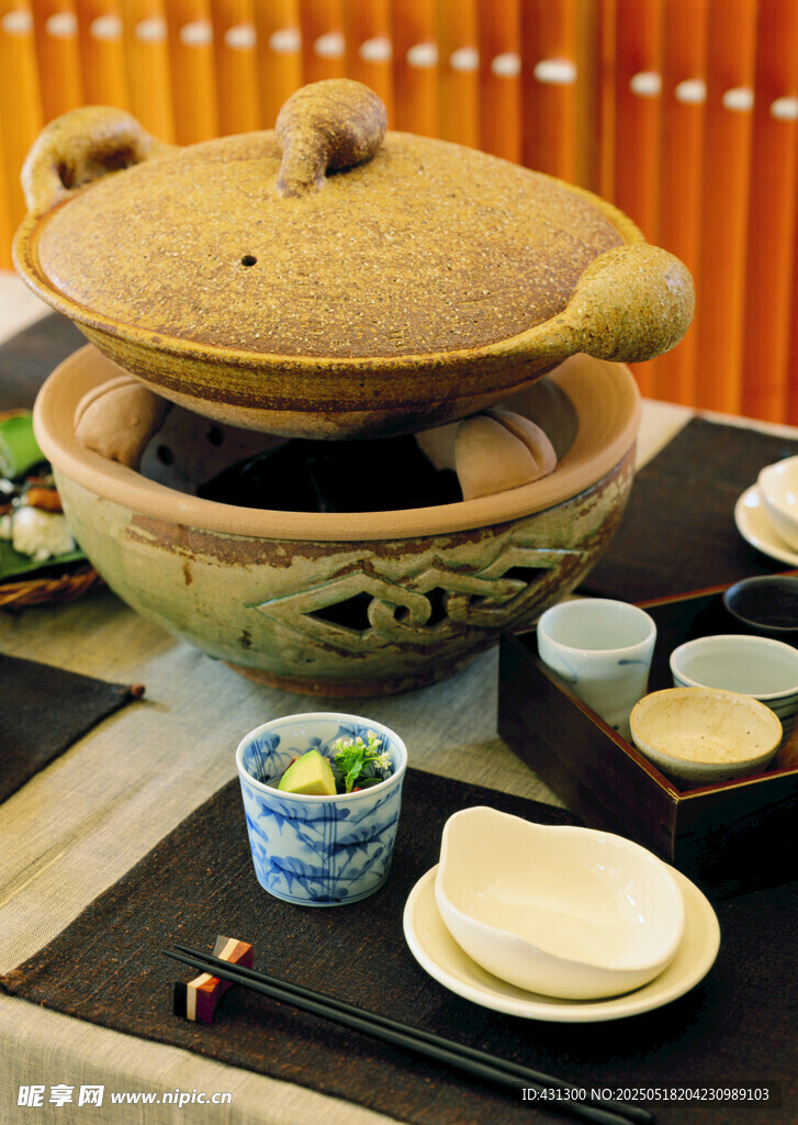 古朴陶制火锅及配套餐具