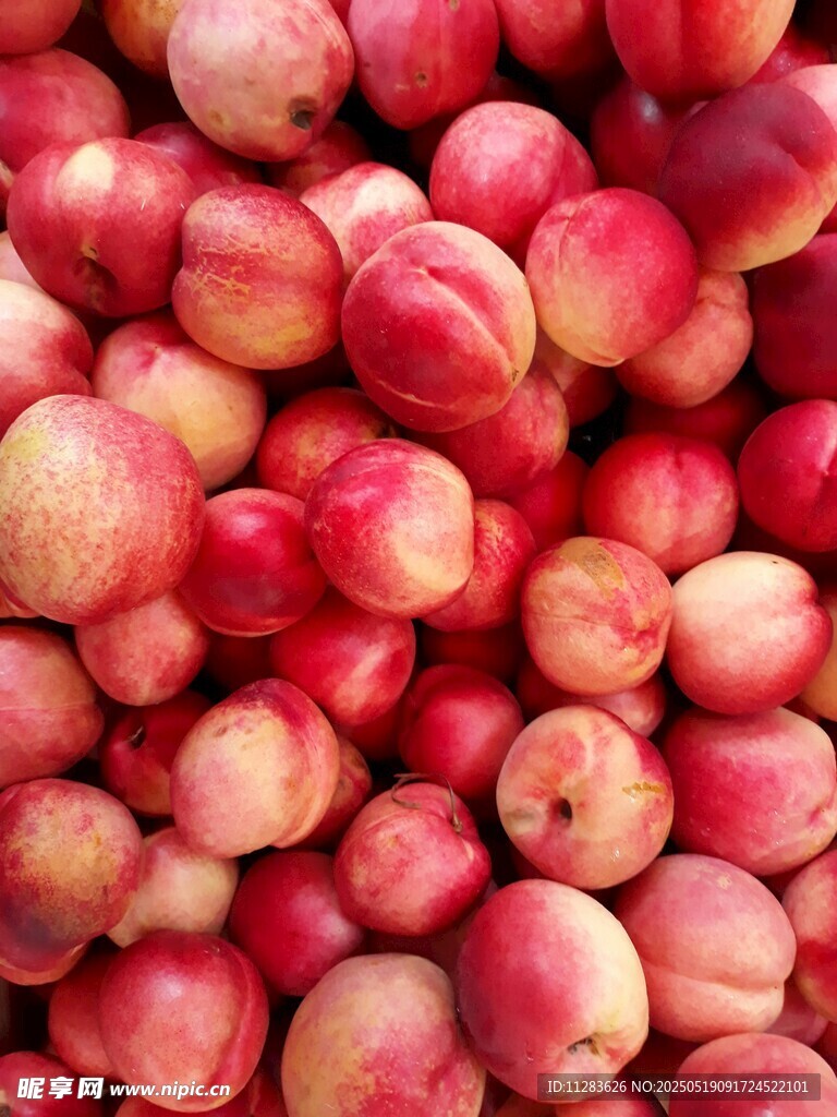 新鲜饱满的水蜜桃堆叠