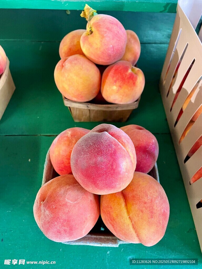 新鲜水蜜桃摆放在木篮中