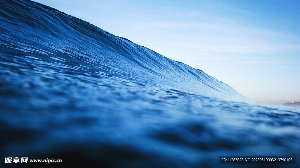海浪翻涌的壮阔瞬间