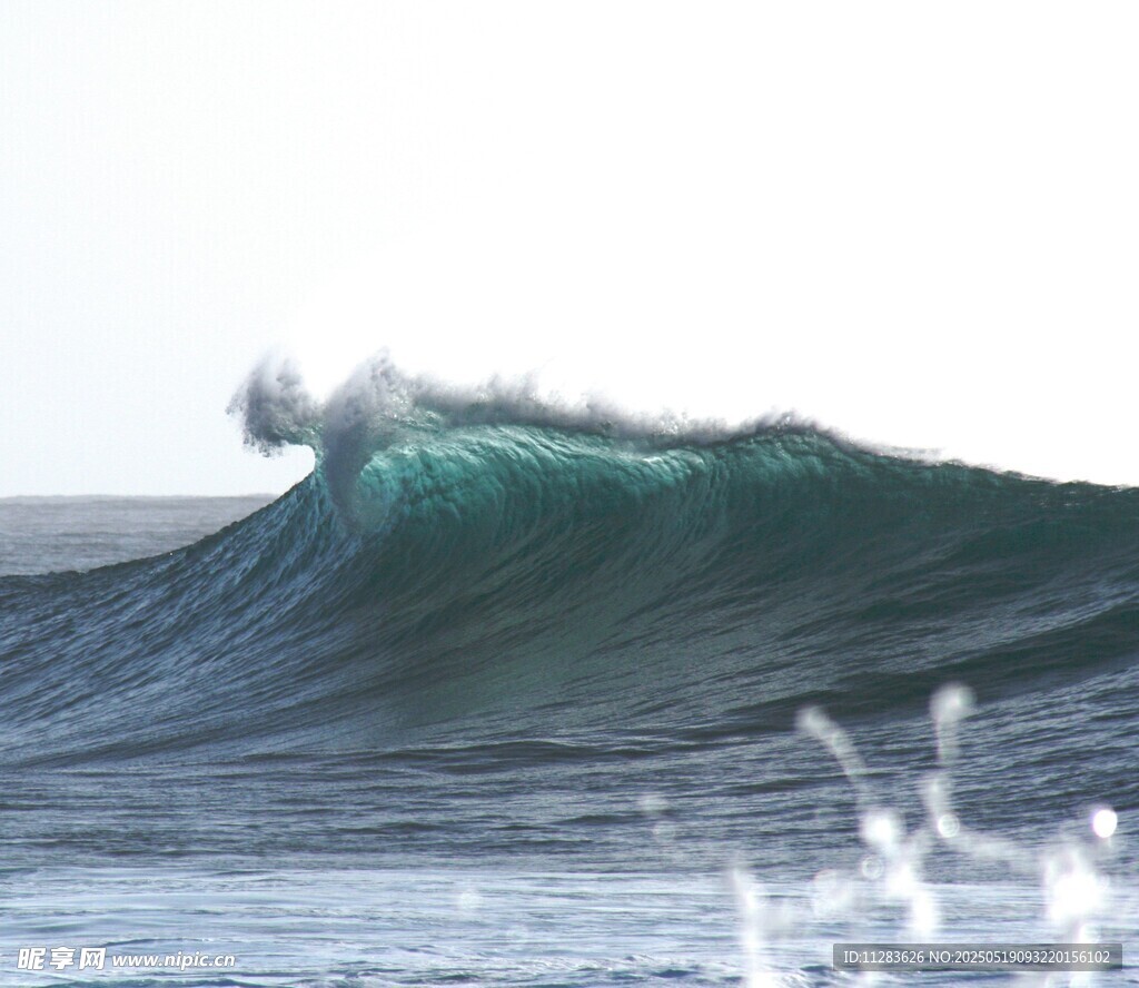 汹涌海浪翻滚