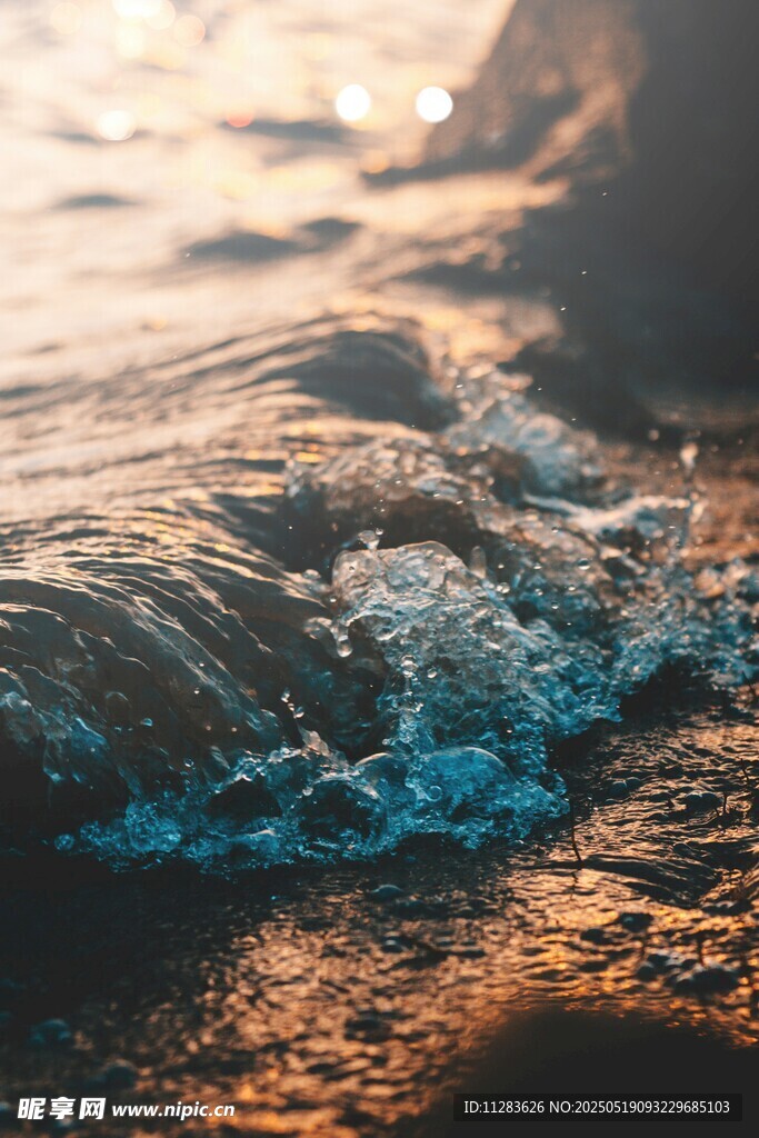 夕阳下的海浪美景