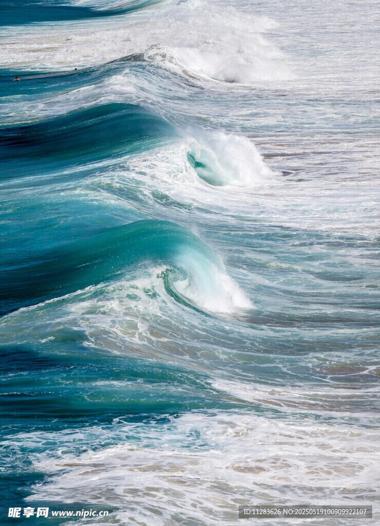 汹涌海浪的壮阔瞬间