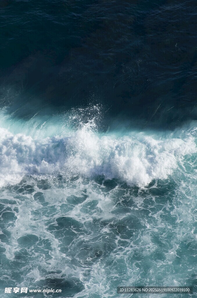 海浪翻涌的壮阔海洋景象