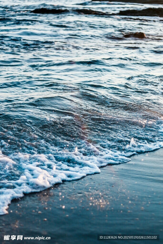 海浪轻拍沙滩的美丽瞬间