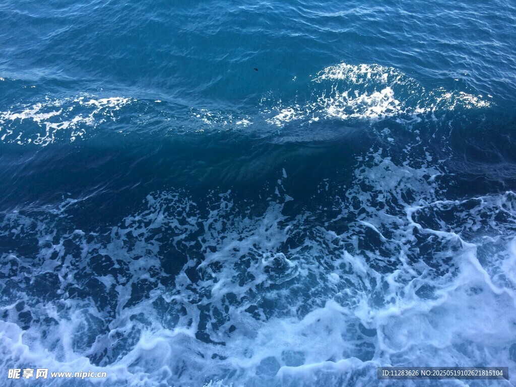海浪翻涌的蓝色海洋