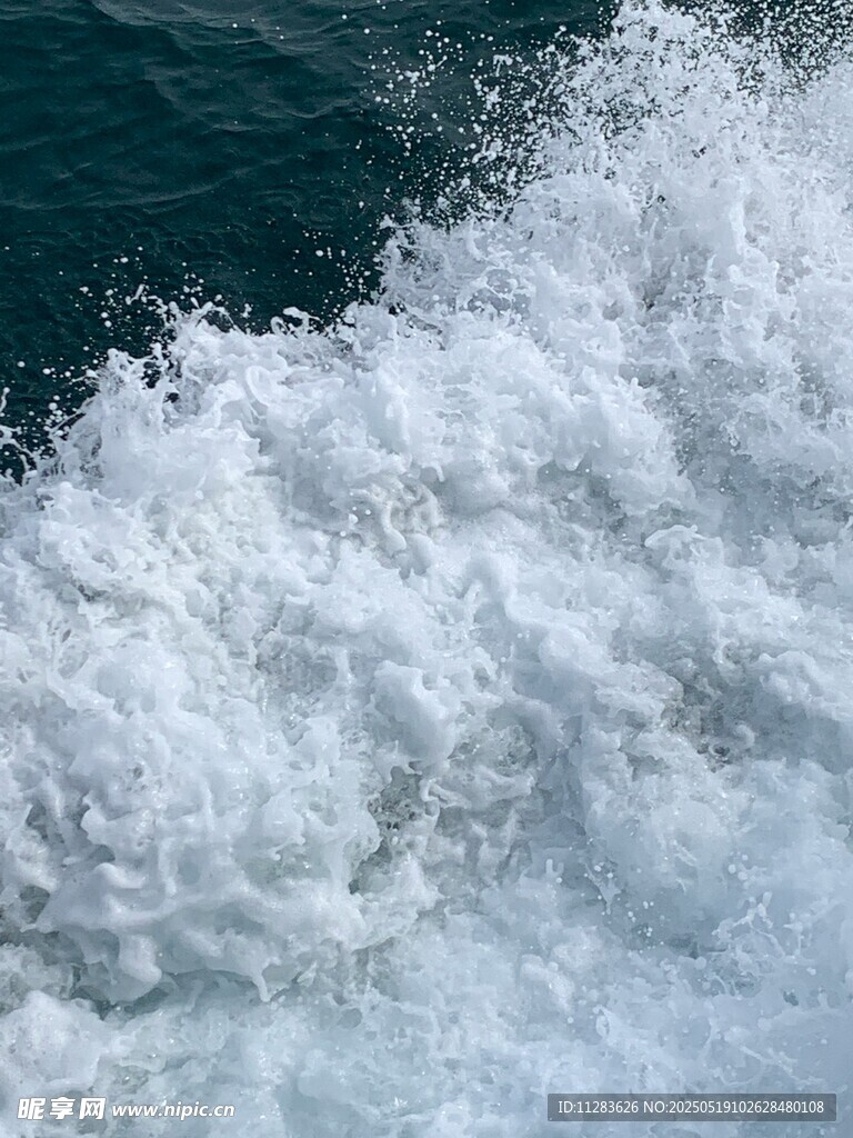 海上翻涌的白色浪花