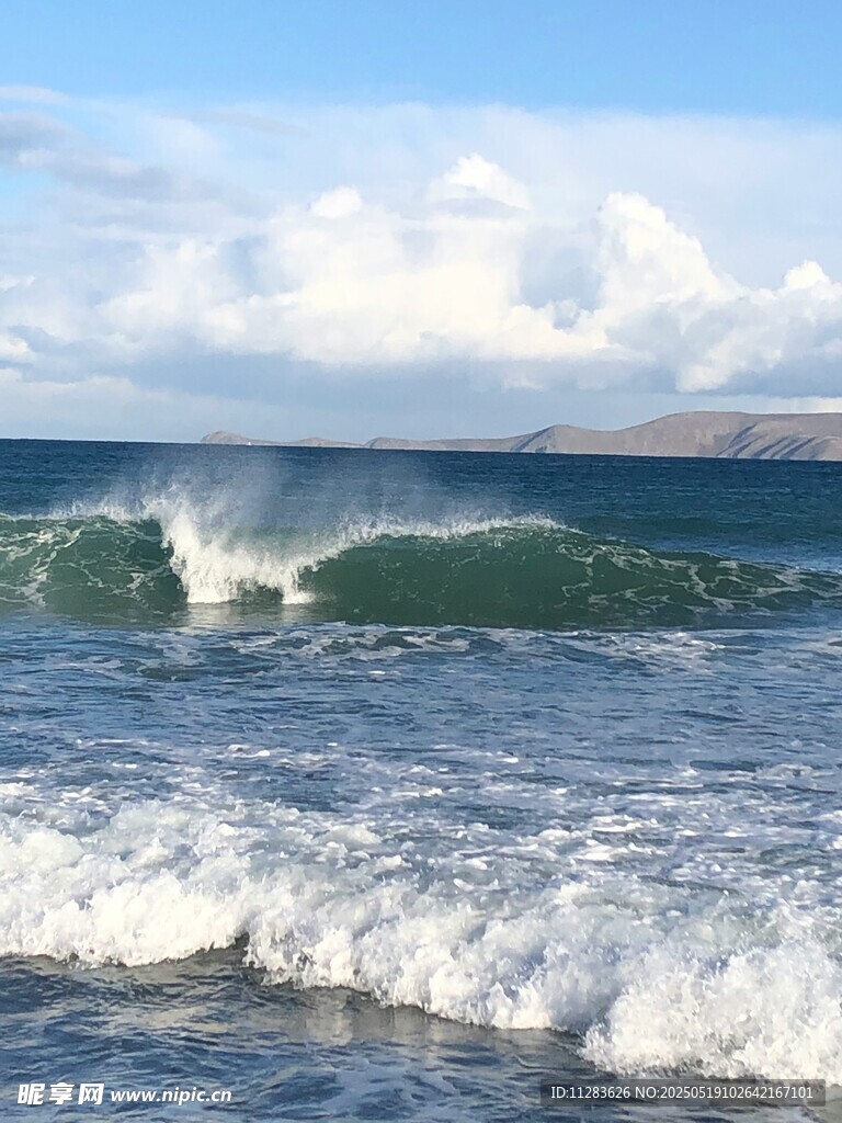 海边翻涌的白色浪花