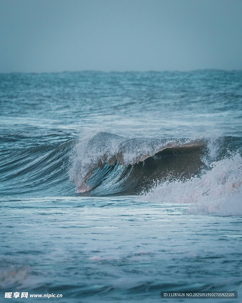 海浪翻涌的蓝色海洋画面