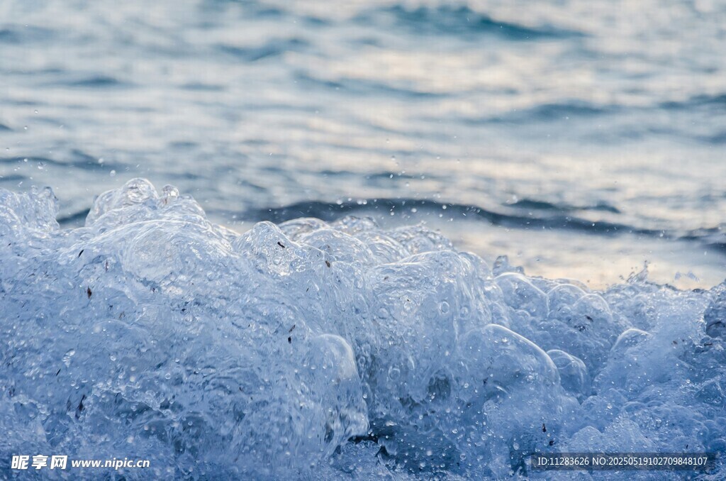 海边翻涌的晶莹浪花