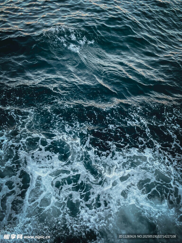 船行海面激起白色浪花