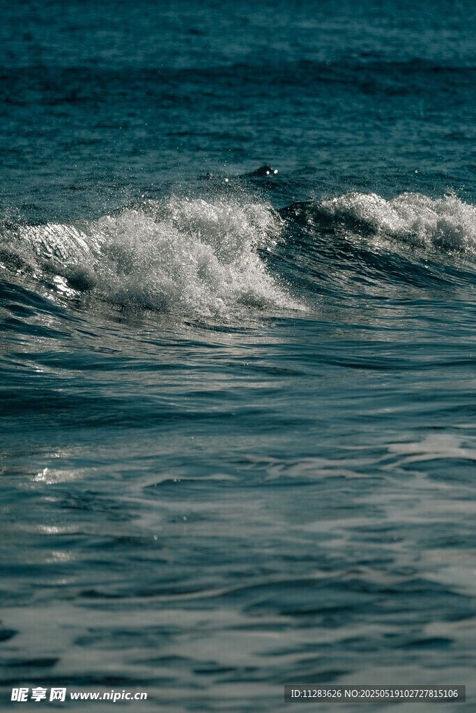 海浪翻涌的蓝色海洋