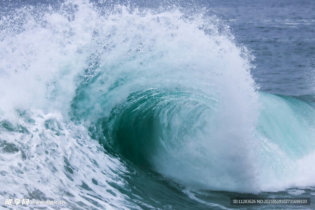 汹涌海浪的壮观瞬间