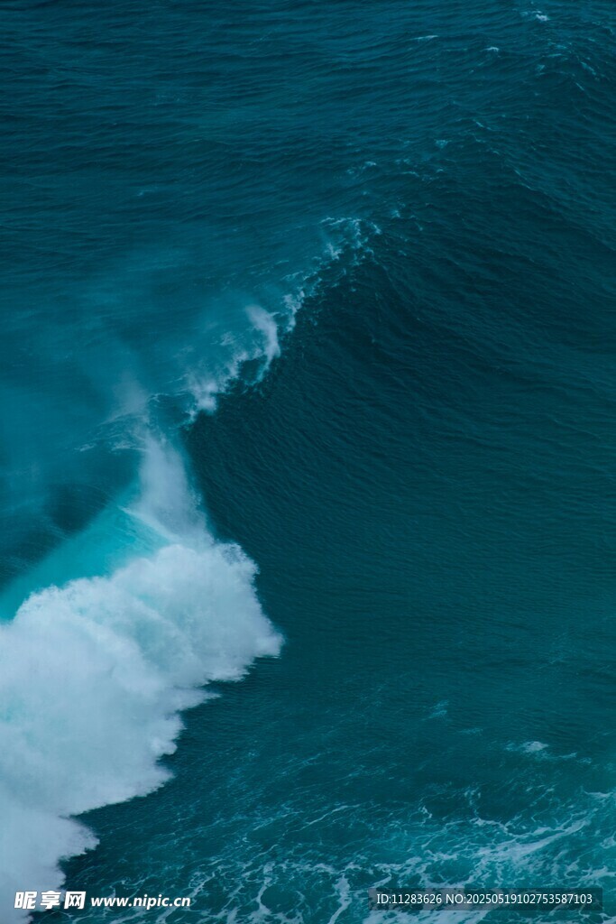 蓝色海洋中的翻涌浪花