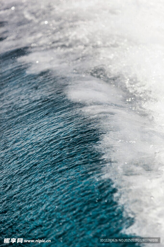 海浪翻涌的蓝色海洋