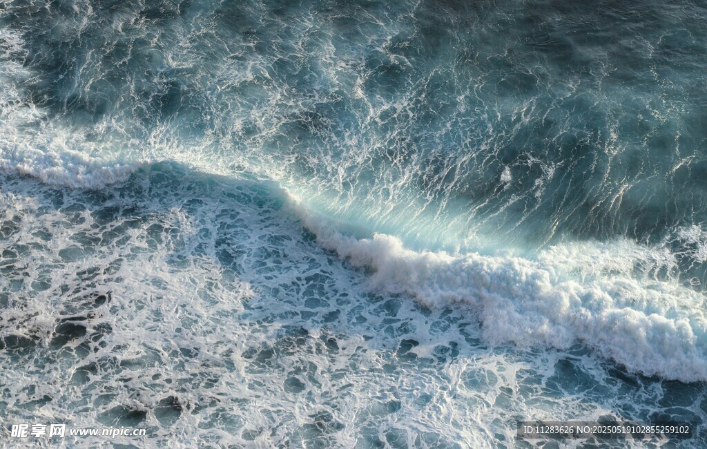 海浪拍打沙滩的美丽瞬间