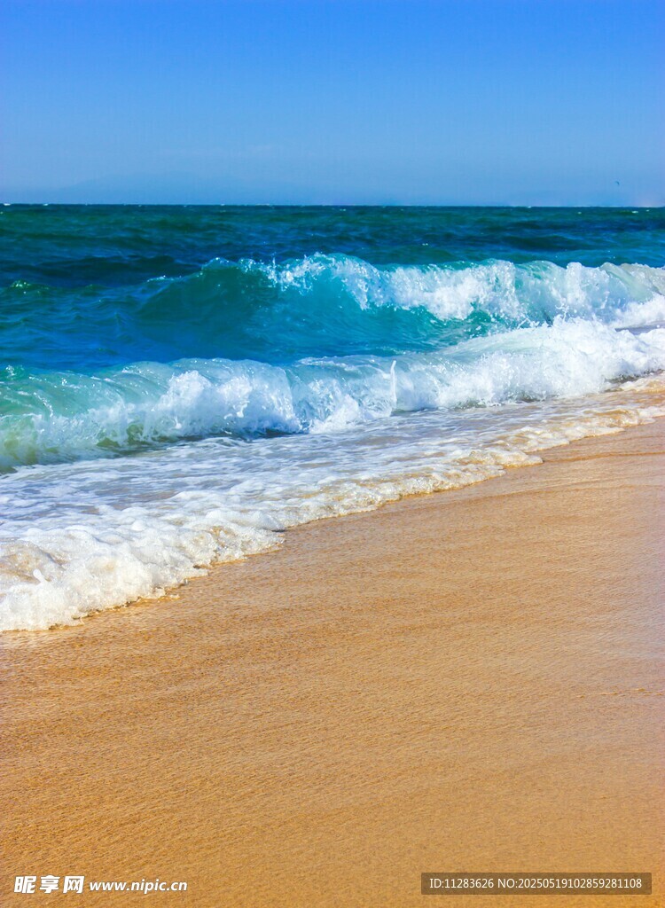 金色沙滩与蔚蓝海浪