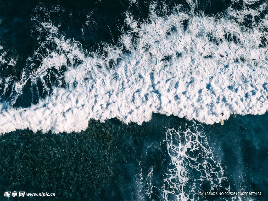 海上浪花翻涌的壮观景象