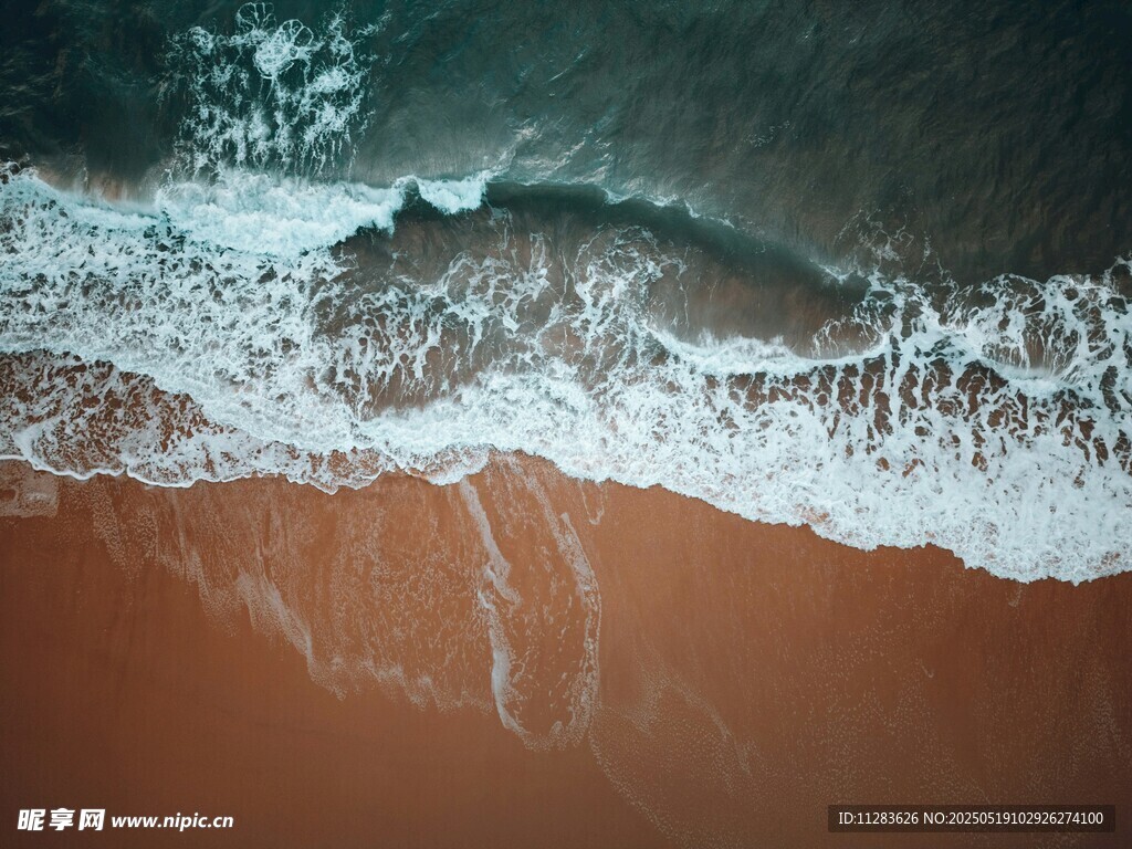 沙滩海浪的美丽俯瞰图