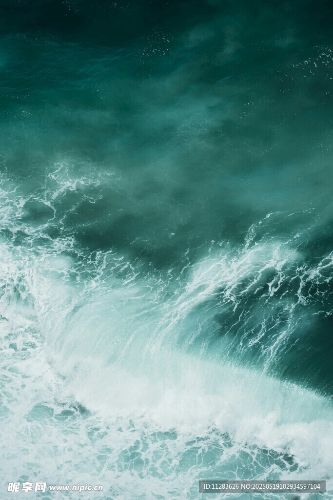 海浪翻涌的壮阔瞬间