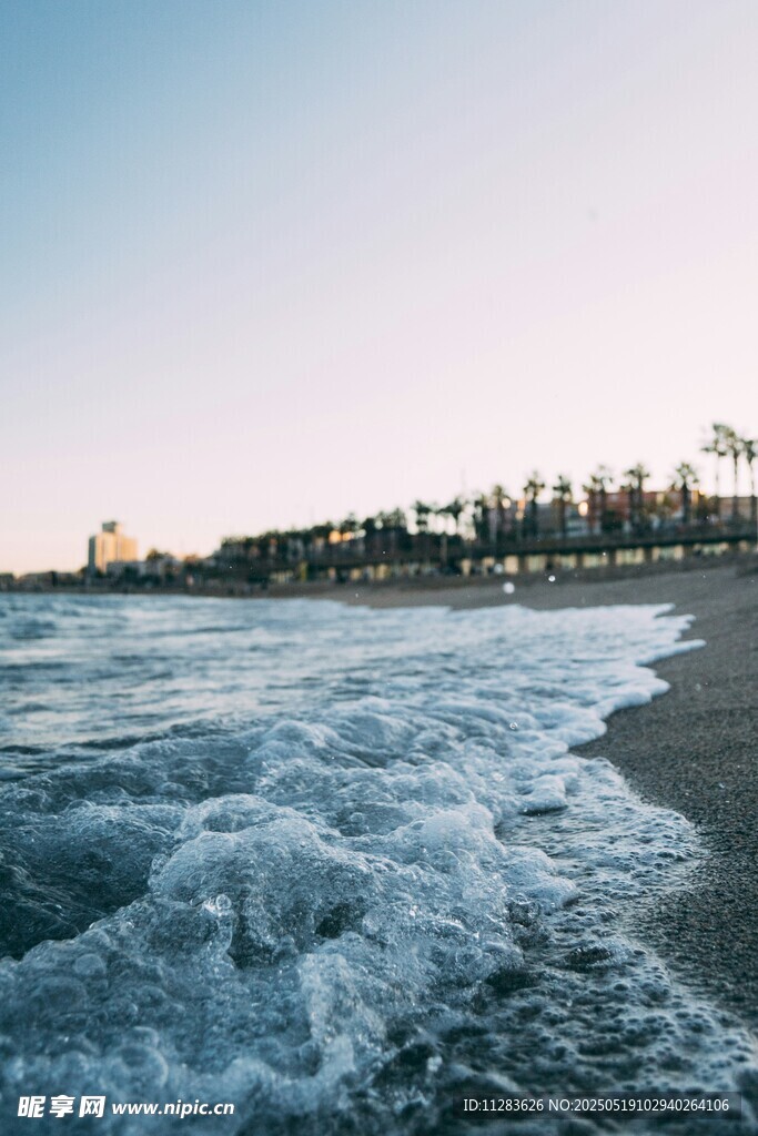 海边日落时的翻涌海浪