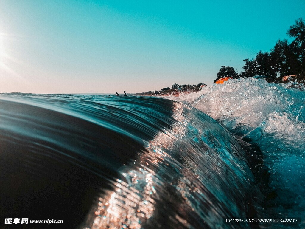 海浪翻涌的美丽海滨景象