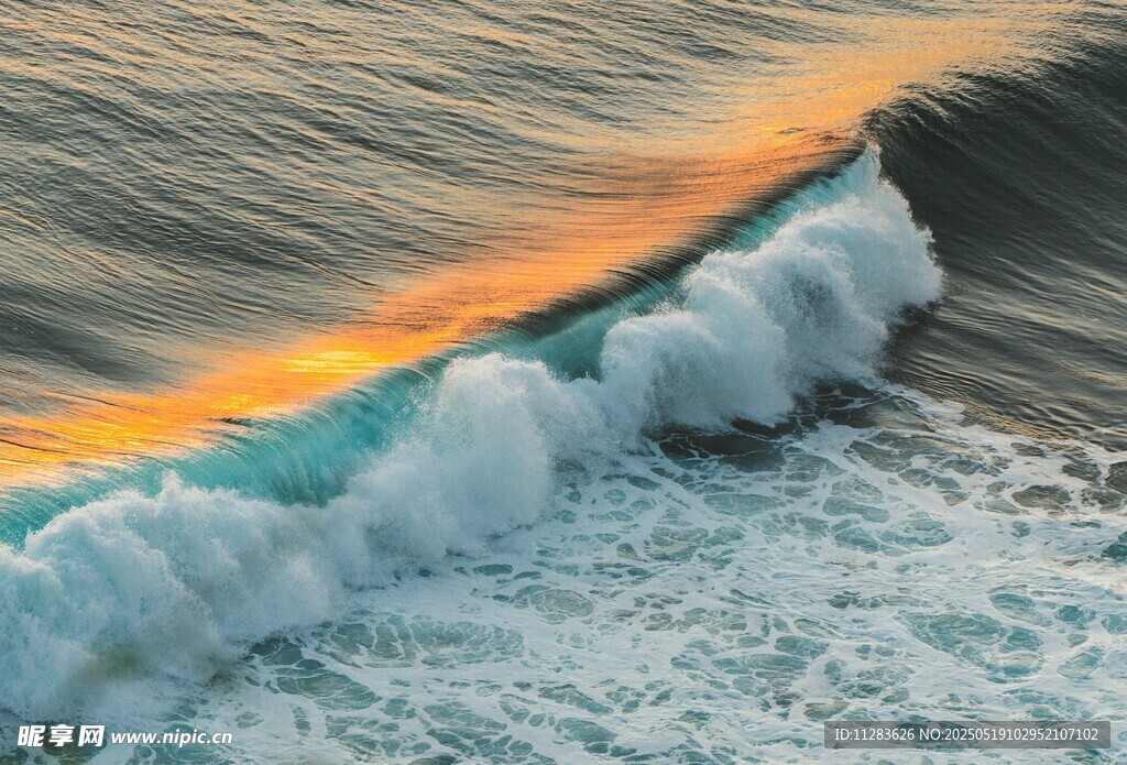 海浪翻涌的绚丽瞬间
