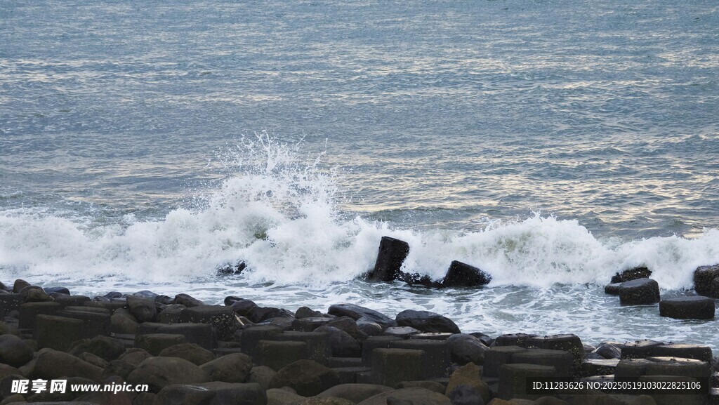 海浪拍打岸边礁石