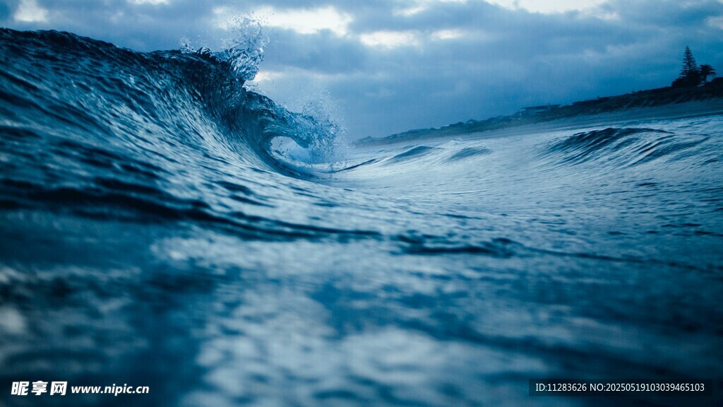 海浪翻涌的壮阔海洋景象