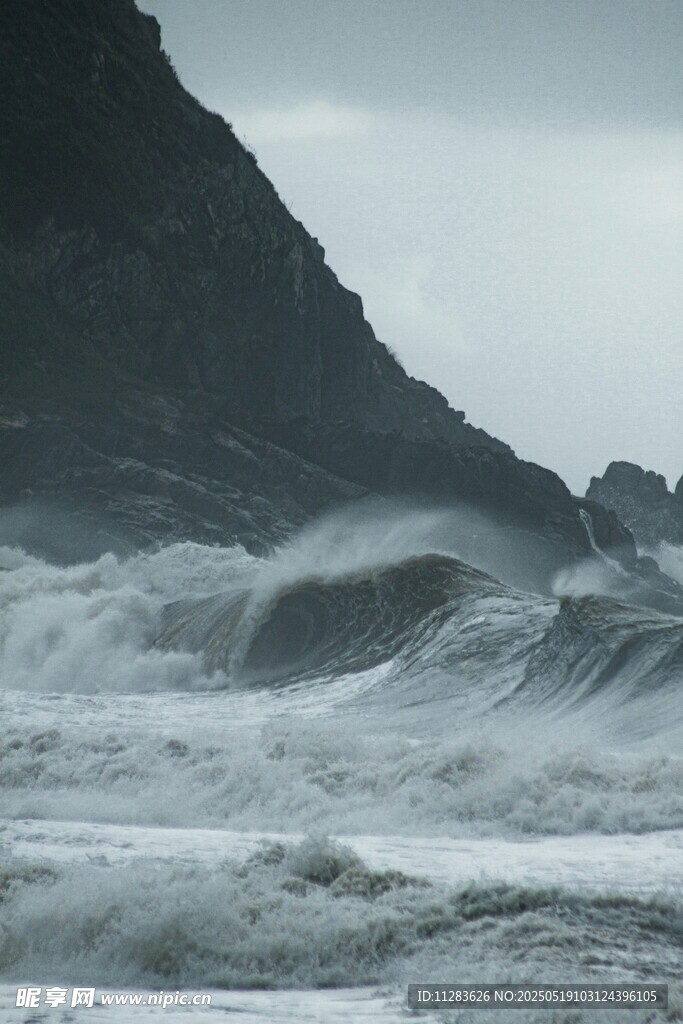 海浪拍击山间的壮阔景象