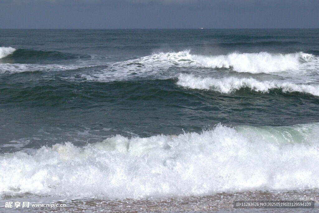 海浪翻涌的壮阔海景