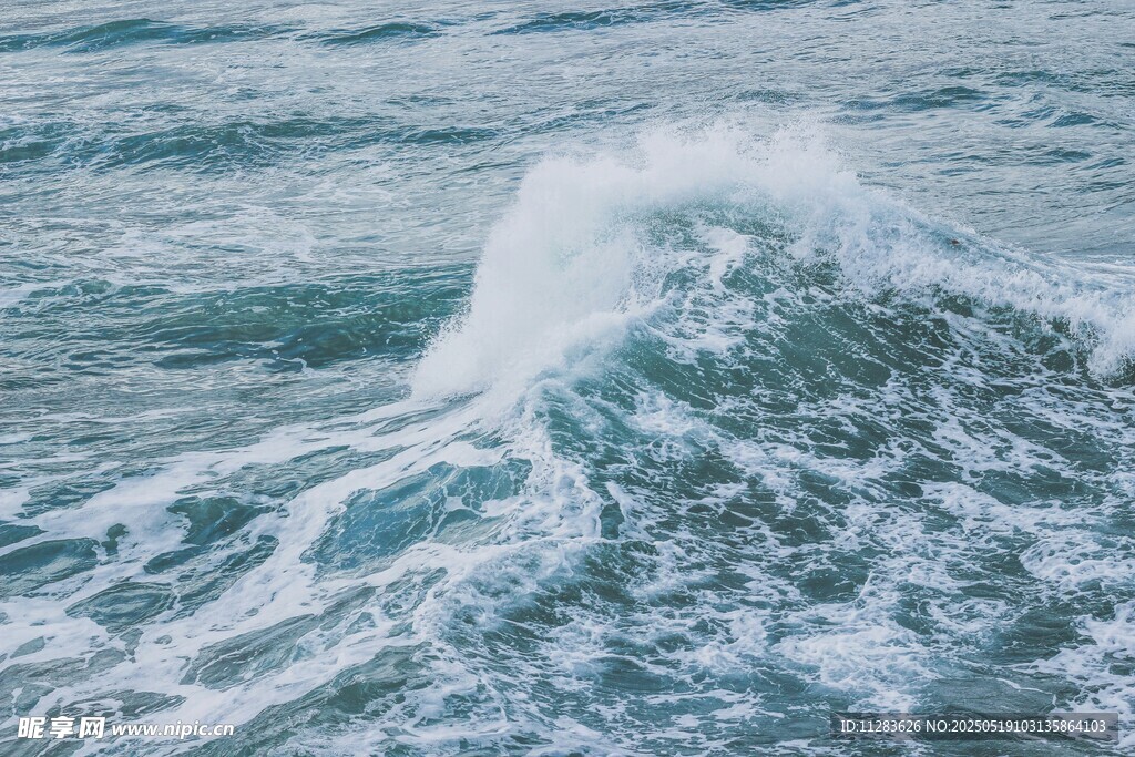 翻滚的海浪