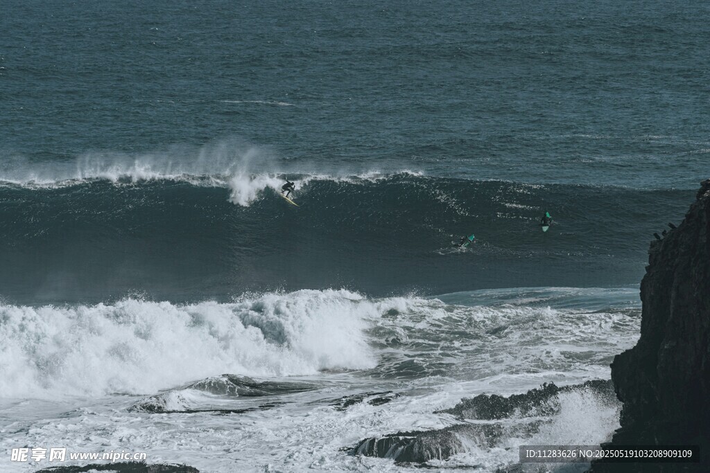 海浪拍击岸边岩石景象