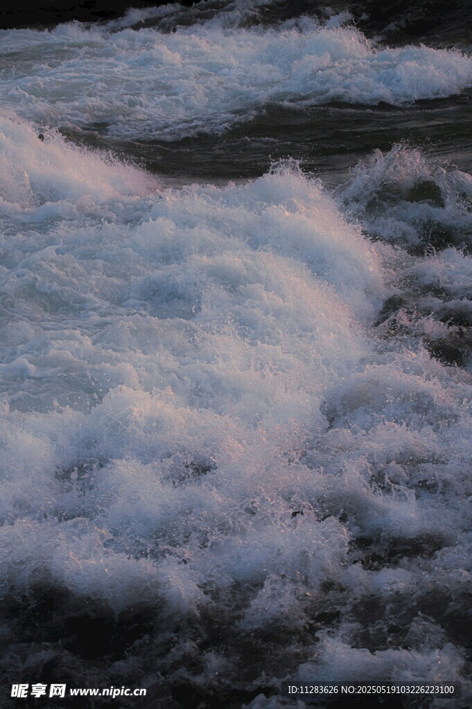 湍急河流激起白色浪花