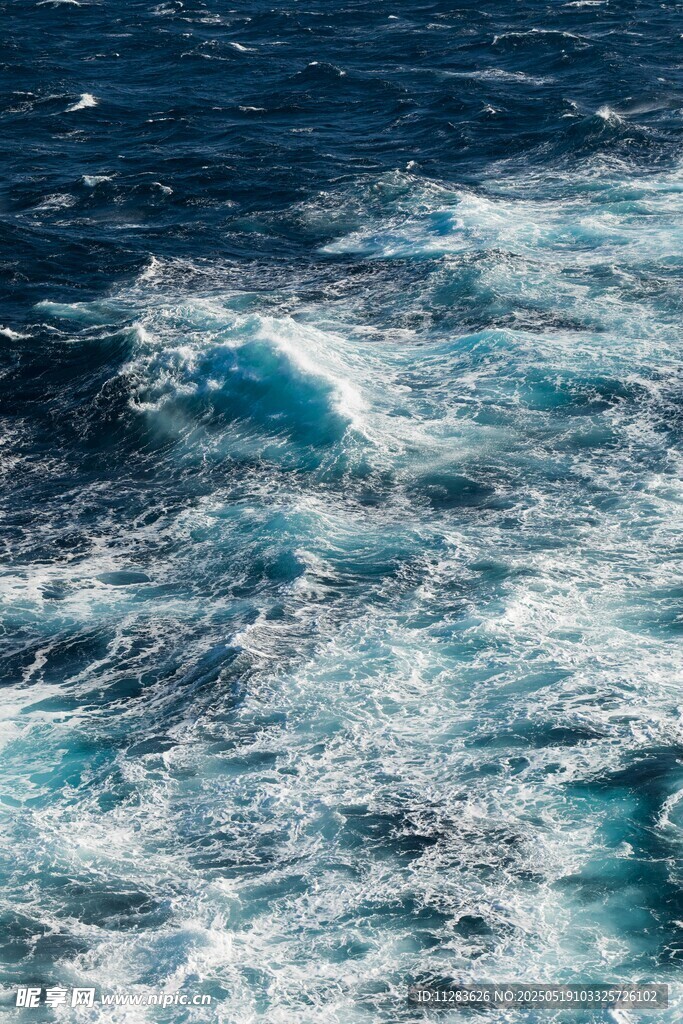 波涛汹涌的蓝色海洋