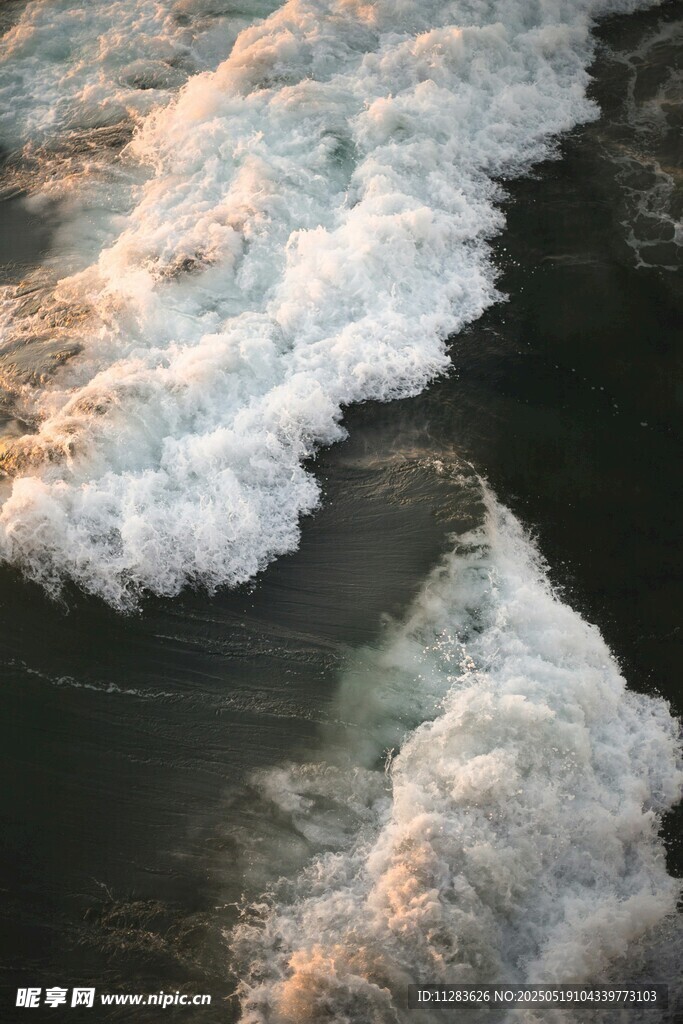 海浪翻涌的壮丽瞬间