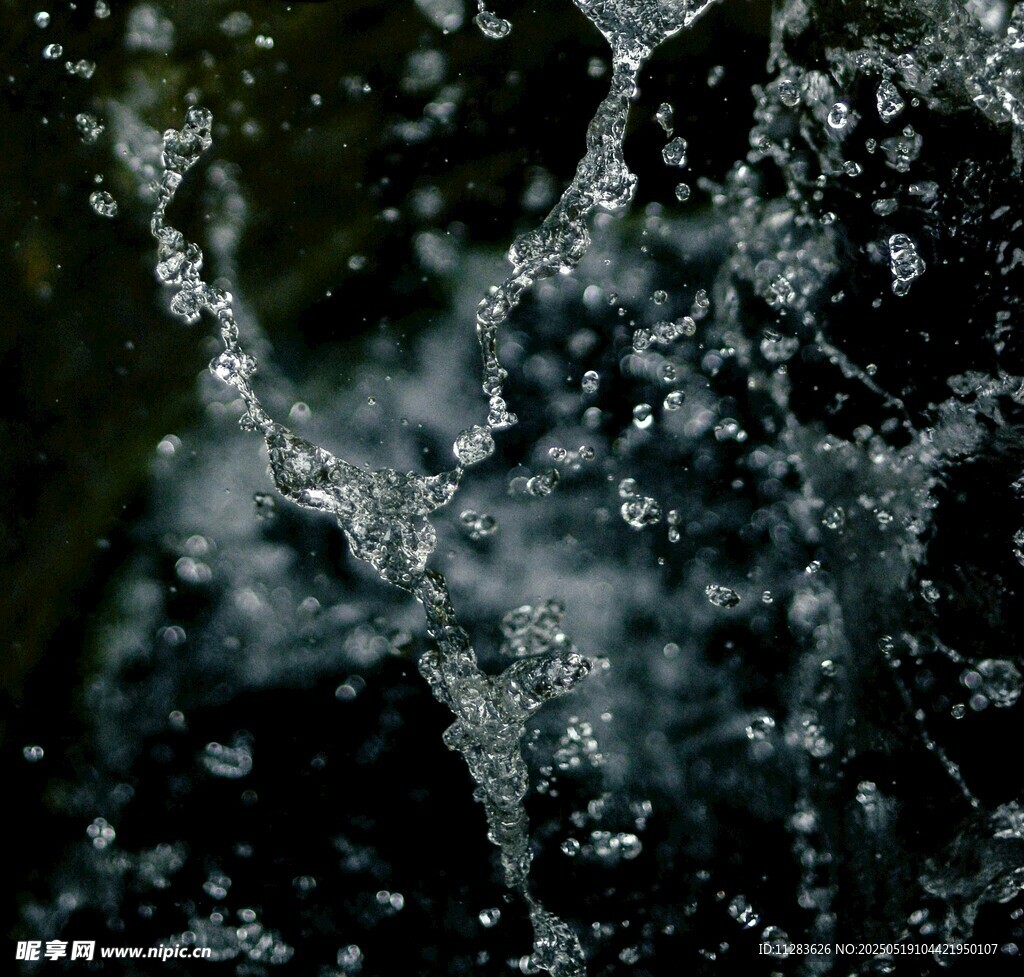 水花飞溅的动感瞬间