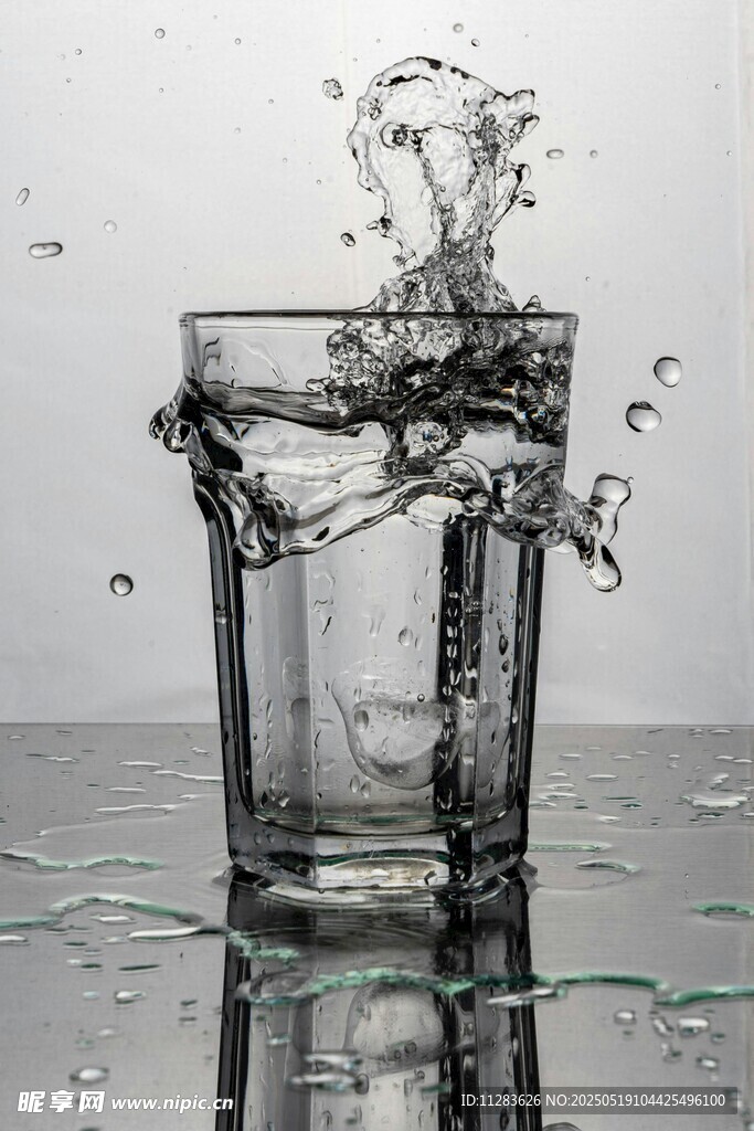 水杯中水花飞溅瞬间