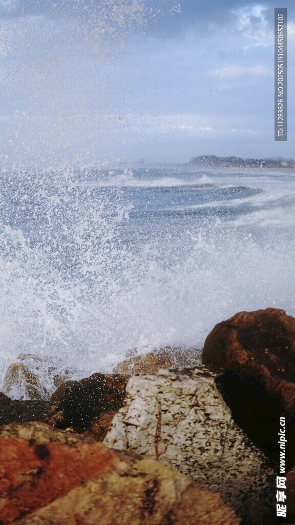 海浪拍击岸边礁石